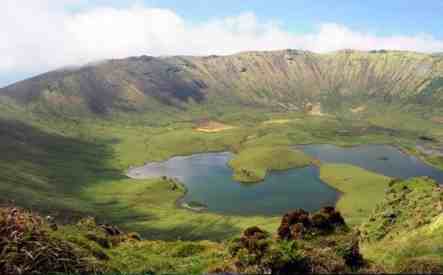 Остров Корву. Озерцо с пресной водой в жерле вулкана.